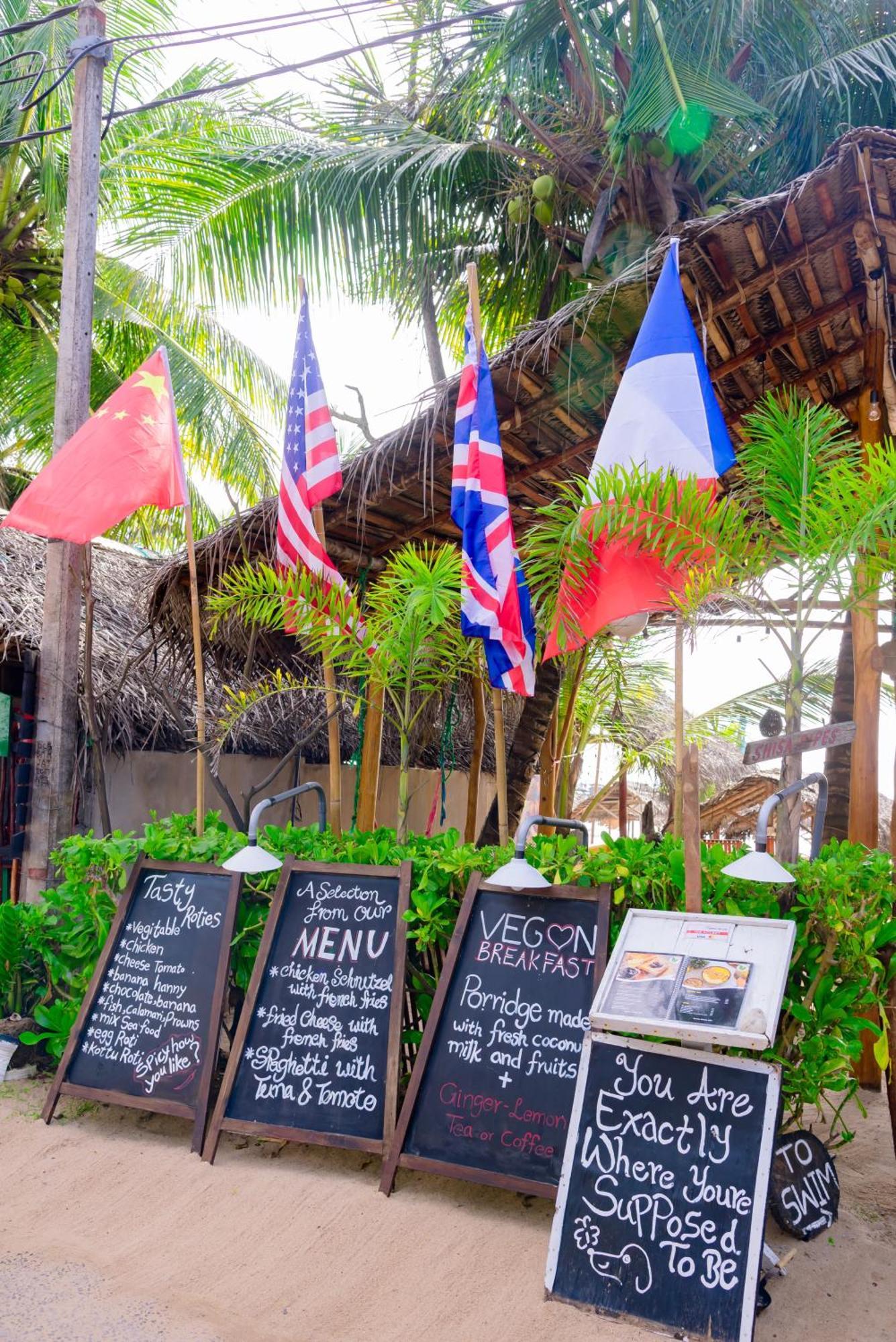 Golden Surfer Beach Hotel Tangalle Exterior foto